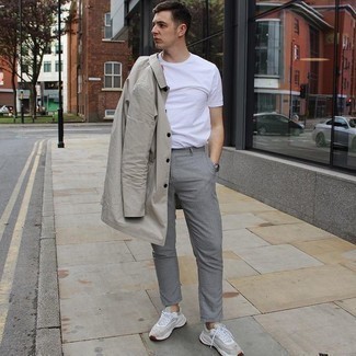 Tenue: Imperméable gris, T-shirt à col rond blanc, Pantalon chino à carreaux gris, Chaussures de sport grises