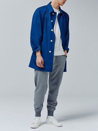 Tenue: Imperméable bleu, T-shirt à col rond blanc, Pantalon de jogging gris, Baskets basses en toile blanches