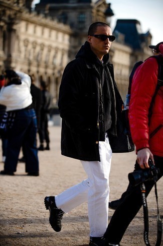 Comment porter un imperméable noir: Associe un imperméable noir avec un jean blanc pour un look de tous les jours facile à porter. Une paire de chaussures de sport noires apportera un joli contraste avec le reste du look.