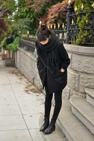 Comment porter une écharpe en tricot noire: Porte un jean skinny noir et une écharpe en tricot noire pour une impression décontractée. Transforme-toi en bête de mode et fais d'une paire de bottines à lacets en cuir noires ton choix de souliers.