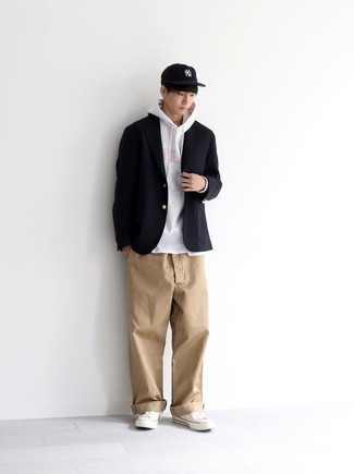 Un blazer à porter avec un pantalon chino marron clair au printemps