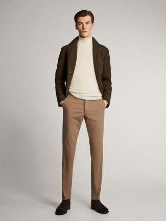 Un blazer à porter avec un pantalon chino marron clair au printemps