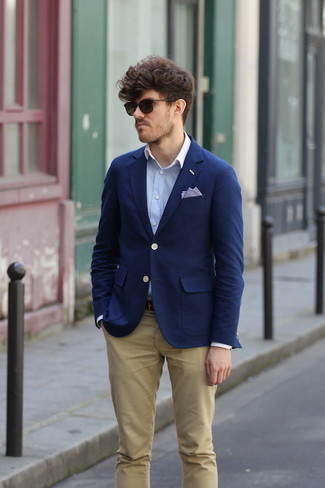 Un blazer à porter avec un pantalon chino marron clair
