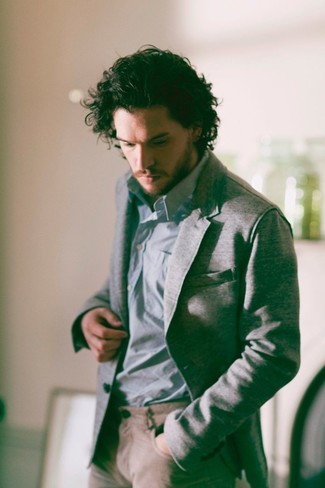 Un blazer à porter avec un pantalon chino marron clair