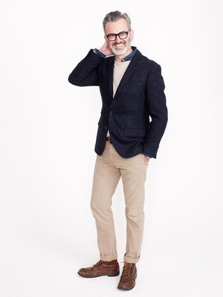 Un blazer à porter avec un pantalon chino marron clair quand il fait frais