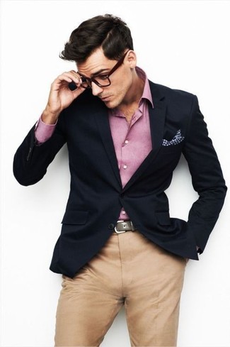 Un blazer à porter avec un pantalon chino marron clair