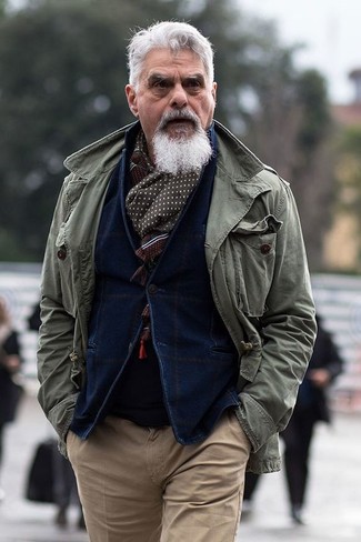 Un blazer à porter avec un pantalon chino marron clair quand il fait frais