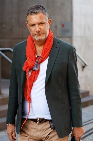 Un blazer à porter avec un pantalon chino marron clair au printemps