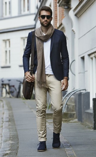 Un blazer à porter avec un pantalon chino marron clair au printemps