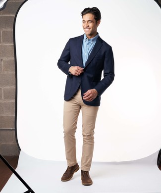 Un blazer à porter avec un pantalon chino marron clair au printemps