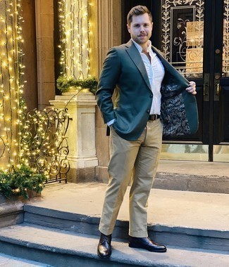 Un blazer à porter avec un pantalon chino marron clair au printemps