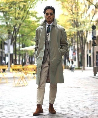 Un blazer à porter avec un pantalon chino marron clair quand il fait frais