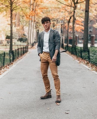Un blazer à porter avec un pantalon chino marron clair au printemps