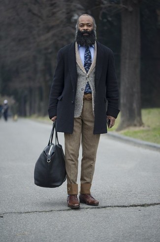 Un blazer à porter avec un pantalon chino marron clair quand il fait frais