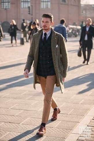 Un blazer à porter avec un pantalon chino marron clair quand il fait frais