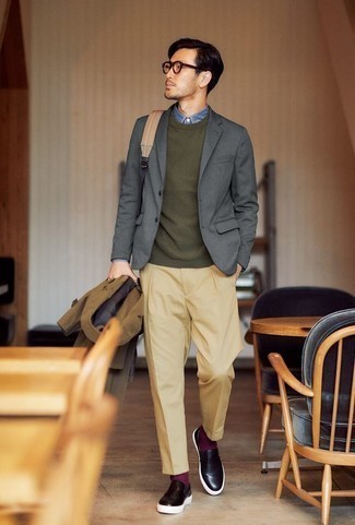 Un blazer à porter avec un pantalon chino marron clair quand il fait frais