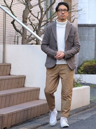 Un blazer à porter avec un pantalon chino marron clair au printemps