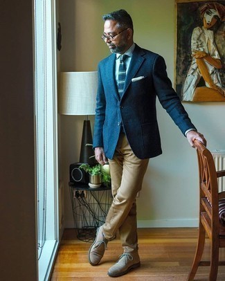 Un blazer à porter avec un pantalon chino marron clair au printemps