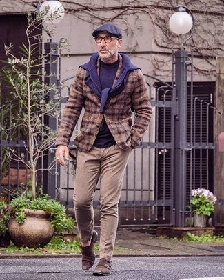 Un blazer à porter avec un pantalon chino marron clair quand il fait frais