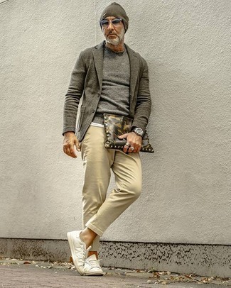 Un blazer à porter avec un pantalon chino marron clair quand il fait frais