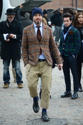 Un blazer à porter avec un pantalon chino marron clair au printemps