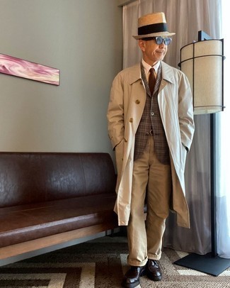 Un blazer à porter avec un pantalon chino marron clair quand il fait frais