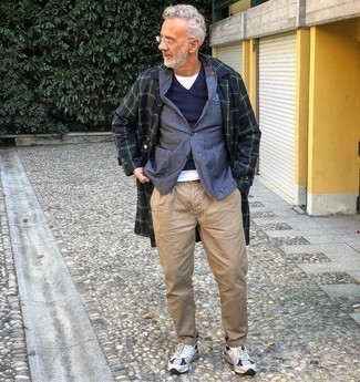 Un blazer à porter avec un pantalon chino marron clair quand il fait frais