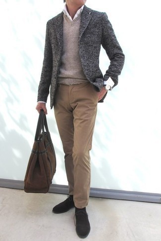 Un blazer à porter avec un pantalon chino marron clair quand il fait frais