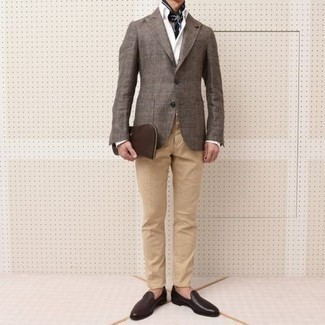 Un blazer à porter avec un pantalon chino marron clair au printemps
