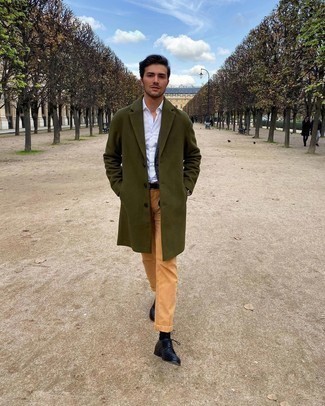Un blazer à porter avec un pantalon chino marron clair quand il fait frais