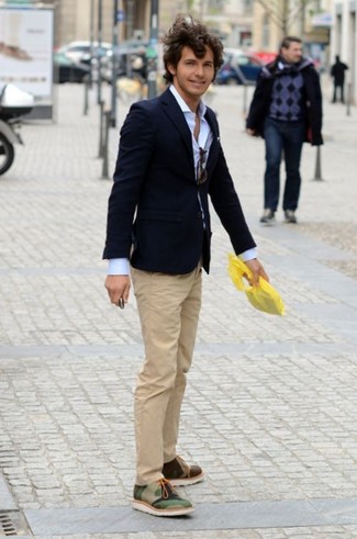 Un blazer à porter avec un pantalon chino marron clair
