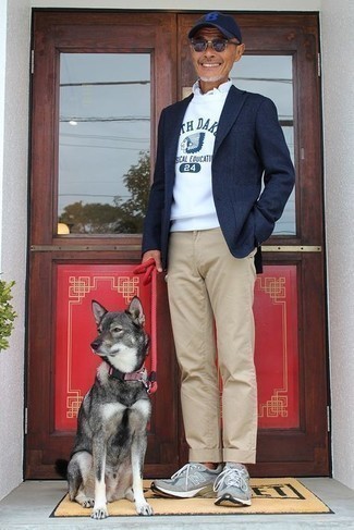 Un blazer à porter avec un pantalon chino marron clair au printemps