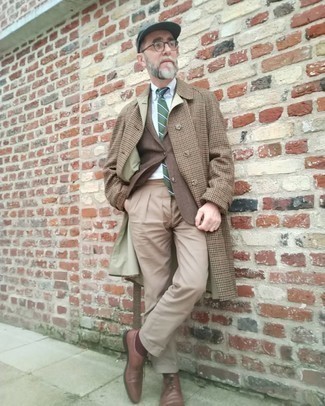 Un blazer à porter avec un pantalon chino marron clair quand il fait frais