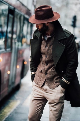 Un pardessus à porter avec un pantalon chino marron clair