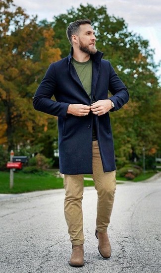 Un pardessus à porter avec un pantalon chino marron clair