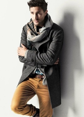 Un pardessus à porter avec un pantalon chino marron clair