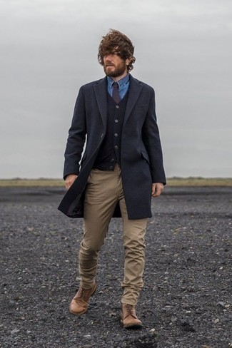 Un pardessus à porter avec un pantalon chino marron clair