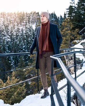 Un pardessus à porter avec un pantalon chino marron clair
