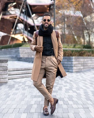 Un pardessus à porter avec un pantalon chino marron clair