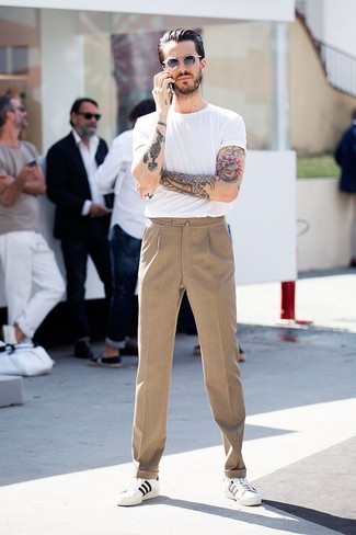 Comment porter un pantalon de costume marron clair