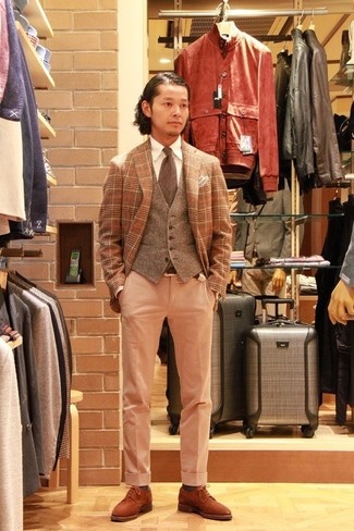 Comment porter un pantalon de costume marron clair