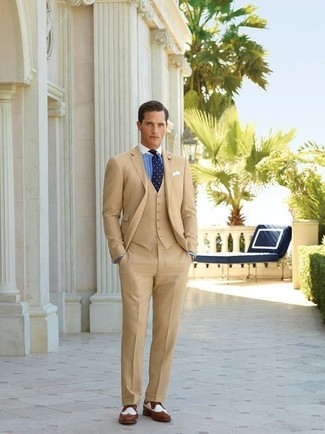 Comment porter un pantalon de costume marron clair