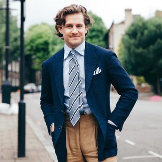 Comment porter un pantalon de costume marron clair