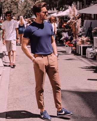 Comment porter un pantalon de costume marron clair