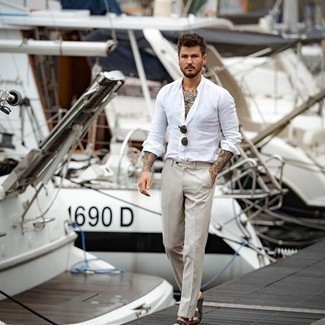 Comment porter un pantalon de costume marron clair pour un style decontractés