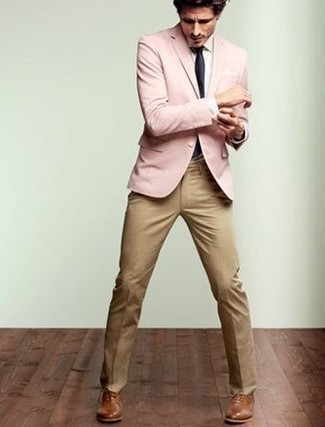Comment porter un pantalon de costume marron clair
