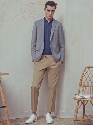 Comment porter un pantalon de costume marron clair