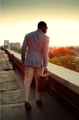 Comment porter un pantalon de costume marron clair