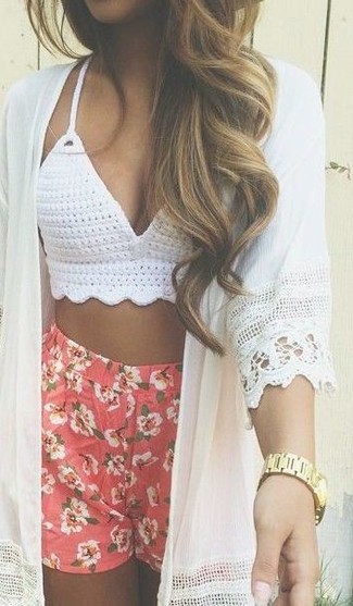 Tenue: Kimono blanc, Top de bikini en crochet blanc, Short à fleurs rouge, Montre dorée