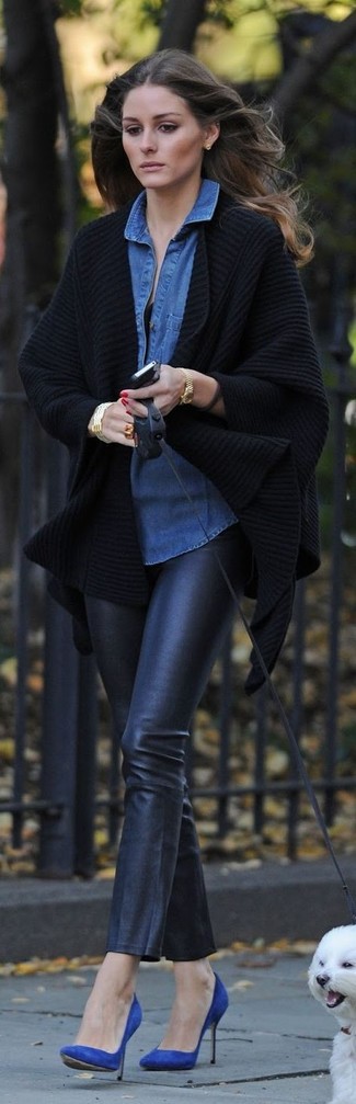 Tenue de Olivia Palermo: Kimono en tricot noir, Chemise en jean bleue, Pantalon slim en cuir noir, Escarpins en daim bleus
